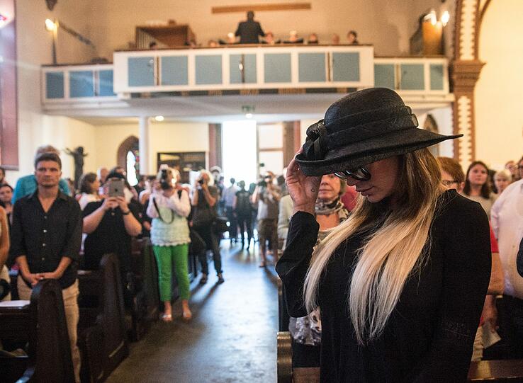 Gina-Lisa Lohfink sprach in der St. Augustine's Church in Wiesbaden die Trauerrede für die Beerdigung der "Privatsphäre".