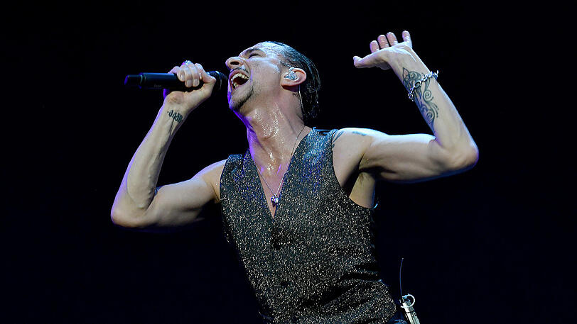Depeche Mode um Sänger Dave Gahan und Gitarrist Martin Gore begeisterten mit Klassikern und Songs des neuen Albums die Massen im Münchner Olympiastadion.
