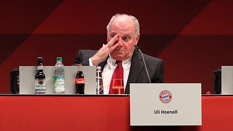 Abschied mit Tränen: Uli Hoeneß zieht sich am Freitag als Präsident des FC Bayern zurück. "Sie haben mich 50 Jahre und mehr begleitet. Sie haben mir das Leben schöner gemacht. Es war eine wunderschöne Zeit. Das war&rsquo;s. Ich habe fertig. Danke!"