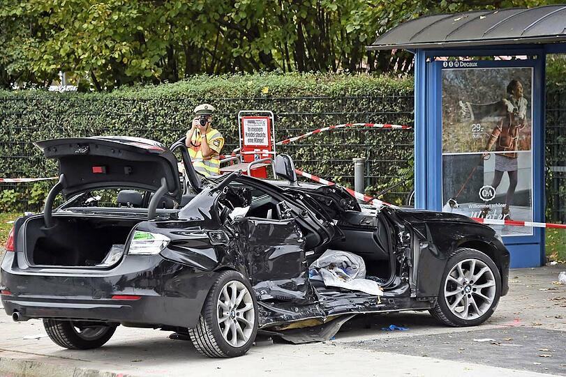 Nach einem Zusammenprall schleudert der BMW auf den Gehweg - direkt vor eine Bushaltestelle.