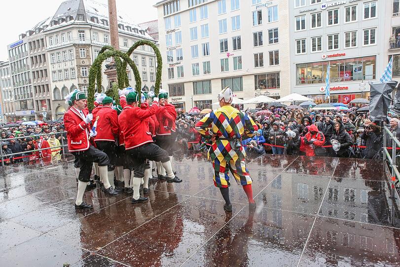 Bei eisigem Schneeregen haben die Schäffler heute am Marienplatz getanzt. Der Brauch erinnert an das Ende der Pestzeit in München.