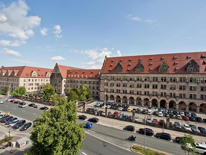 Eine Außenansicht des Landgerichts Nürnberg. Foto: Daniel Karmann/Archivbild