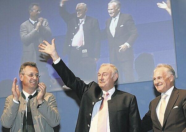 Trachtenjanker für den Wahlsieg: Beim Parteitag der CSU Oberbayern trat der Franke Beckstein in ungewohntem Outfit auf.