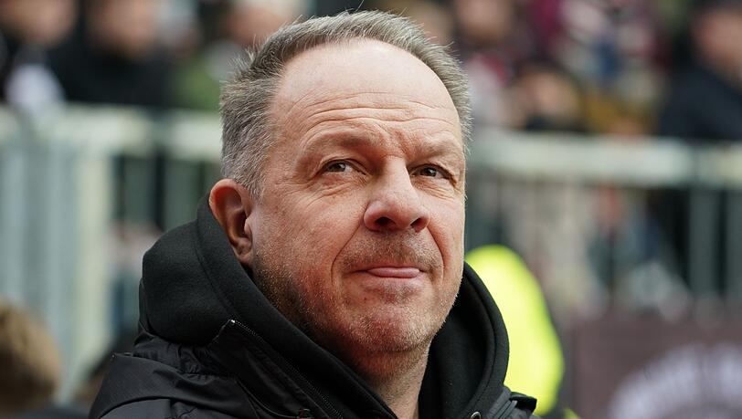 Fürths Trainer Alexander Zorniger steht vor Spielbeginn im Stadion.