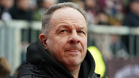 Fürths Trainer Alexander Zorniger steht vor Spielbeginn im Stadion.