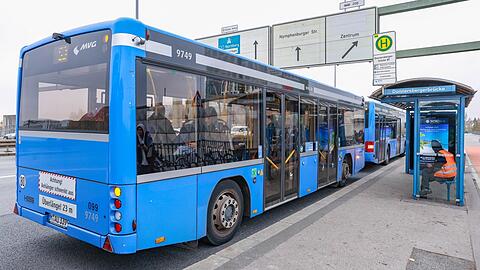 In so einen Bus der Linie 53 ist der Münchner Senior gestiegen, in dem er kurz später durch den Gang geschleudert wurde. Nicht gut genug festgehalten oder durch ein unüblich hartes Bremsmanöver verletzt worden?