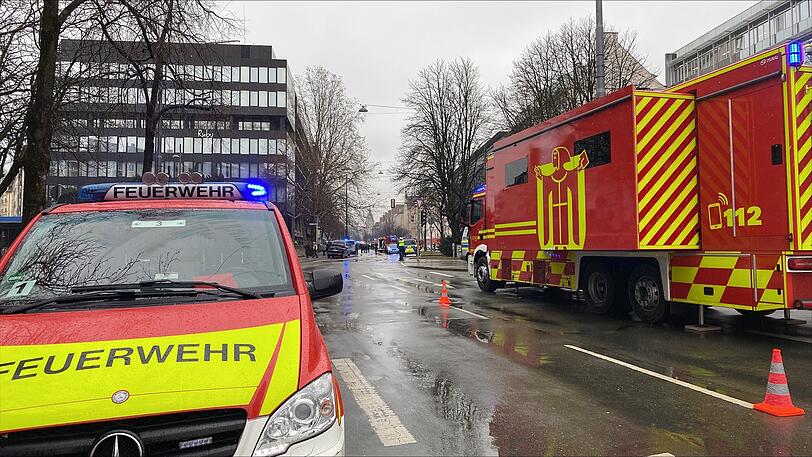 Hier soll am Donnerstagvormittag ein Auto in einen Demonstrationszug gefahren sein. Polizei und Feuerwehr sind mit einem Großaufgebot vor Ort.