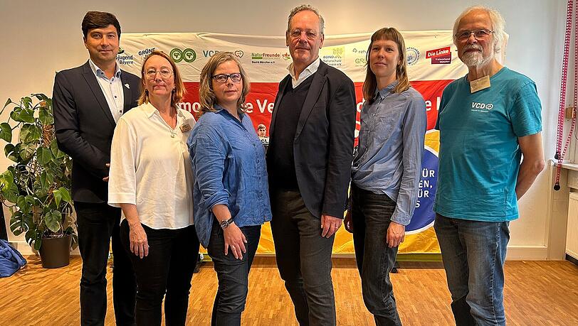 Teile des IAA-Protestbündnisses. Von links: Michael Geilhufe (BUND), Katharina Horn (BUND-Geschäftsführerin), Katja Deutsch (Anwohnerin der Altstadt), Gerhard Pischel (Bezirks-Co-Vorsitzender Maxvorstadt), Janina Laube (Green City), Christoph von Gagern (Verkehrsclub Deutschland).