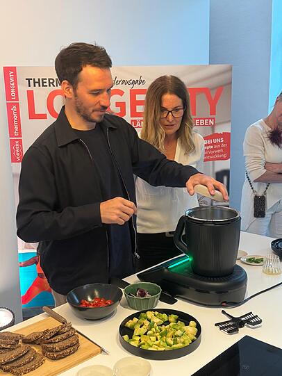 Auch wenn Felix Neureuther in der K&uuml;che offenbar kein geborener Profi ist, zaubert er beim Event in M&uuml;nchen kurzerhand eine Guacamole zusammen.