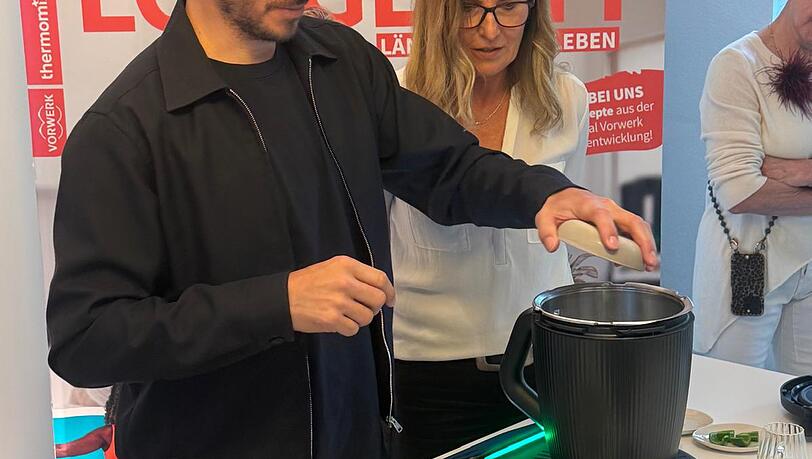 Auch wenn Felix Neureuther in der Küche offenbar kein geborener Profi ist, zaubert er beim Event in München kurzerhand eine Guacamole zusammen. Auch wenn Felix Neureuther in der Küche offenbar kein geborener Profi ist, zaubert er beim Event in München kurzerhand eine Guacamole zusammen.