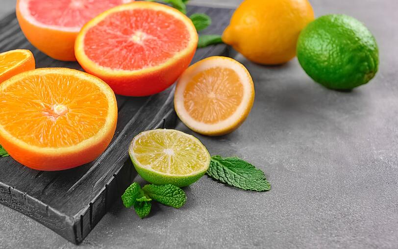 Neben der Zitrone haben es noch weitere Zitrusfrüchte unter die gesündesten Lebensmittel geschafft. Orange, Limette und pinke Grapefruit landeten auf Platz 33, 34 und 35. Auch die weiße Grapefruit ist dabei und darf sich über Platz 41 freuen. Neben der Zitrone haben es noch weitere Zitrusfrüchte unter die gesündesten Lebensmittel geschafft. Orange, Limette und pinke Grapefruit landeten auf Platz 33, 34 und 35. Auch die weiße Grapefruit ist dabei und darf sich über Platz 41 freuen.