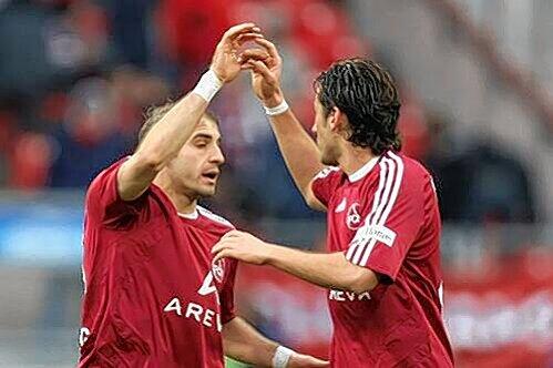 Wechsel in der Innenverteidigung: Javier Pinola wird vermutlich Dominic Maroh (r.) ablösen.
