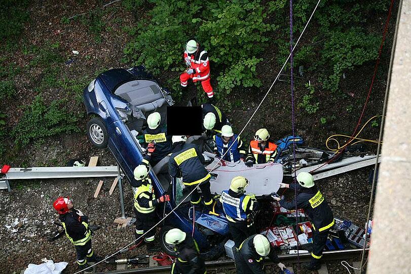Landkreis Altötting: Auto kracht von Brücke auf Bahngleis: 3 Verletzte - Bayern - Abendzeitung München