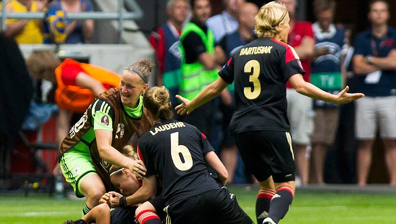 Grenzenloser Jubel. Nach einer weniger überzeugenden Vorrunde haben sich die DFB-Damen nun doch bis zum EM-Titel gekämpft. Grenzenloser Jubel. Nach einer weniger überzeugenden Vorrunde haben sich die DFB-Damen nun doch bis zum EM-Titel gekämpft.