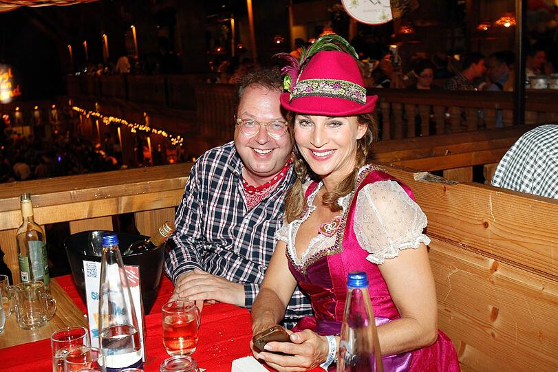 Der Trachtenverband kann den neuen Trend bei den Wiesn-Promis nur belächeln.