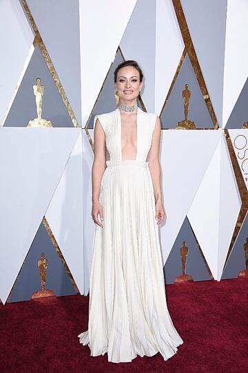 Gäbe es eine Trophäe für den tiefsten Ausschnitt, wäre die US-Schauspielerin Olivia Wilde eine heiße Kandidatin dafür. Mit ihrem cremefarbenen Valentino-Kleid «flanierte sie regelrecht über den Red Carpet», resümiert Bojko. Ein wahrer Hingucker!