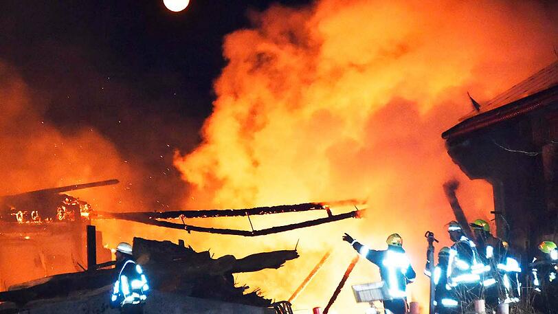 Die brennende Tenne stellte die Feuerwehr vor eine Herausforderung. Löschwasser musste über einen Kilometer weit transportiert werden.