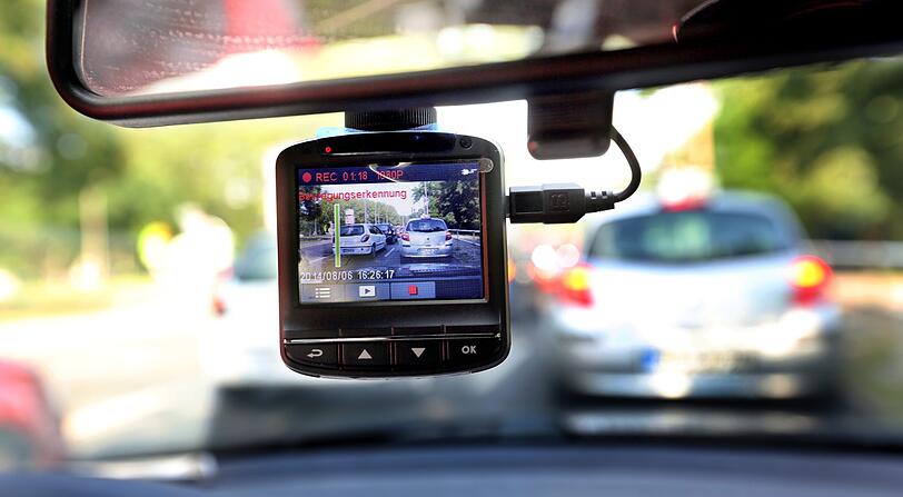 Eine sogenannte Dash-Cam, befestigt an der Windschutzschreibe, filmt Straßenverkehr aus einem Auto.