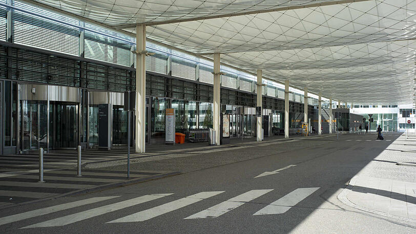 Hier stehen sonst unzählige Autos und bringen Passagiere zum Flughafen. Jetzt ist hier kein Wagen zu sehen.