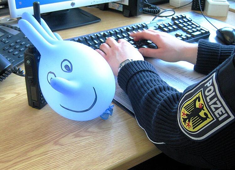 Mit diesem lustigen Handschuh versuchten die Bundespolizisten den kleinen Jungen zum Lachen zu bringen.