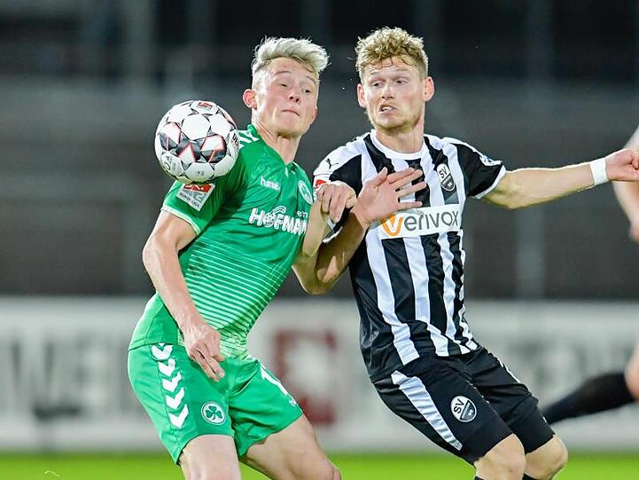 Fürths Fabian Reese (l.) und Sandhausens Felix Müller kämpfen um den Ball. Foto: Uwe Anspach