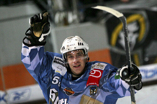 Der EHC jubelt. Hier:  Brent Robinson
