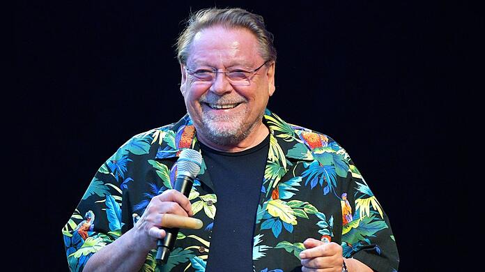 Seine bunten Hawaiihemden wurden zu seinem Markenzeichen. In den 80er-Jahren startete Jürgen von der Lippe seine Fernsehkarriere. Er erhielt zwei Grimme-Preise und den Ehrenpreis der Stifter des Deutschen Fernsehpreises.
