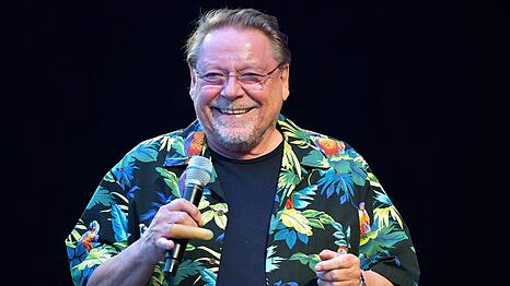Seine bunten Hawaiihemden wurden zu seinem Markenzeichen. In den 80er-Jahren startete Jürgen von der Lippe seine Fernsehkarriere. Er erhielt zwei Grimme-Preise und den Ehrenpreis der Stifter des Deutschen Fernsehpreises.