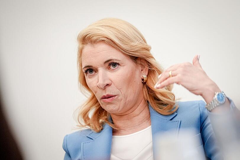 Die Chefin der Deutschen Bahn Evelyn Palla hat in der ZDF-Doku über die Bonuszahlungen für den Vorstand gesprochen. Die Chefin der Deutschen Bahn Evelyn Palla hat in der ZDF-Doku über die Bonuszahlungen für den Vorstand gesprochen.