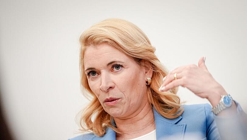 Die Chefin der Deutschen Bahn Evelyn Palla hat in der ZDF-Doku über die Bonuszahlungen für den Vorstand gesprochen. Die Chefin der Deutschen Bahn Evelyn Palla hat in der ZDF-Doku über die Bonuszahlungen für den Vorstand gesprochen.