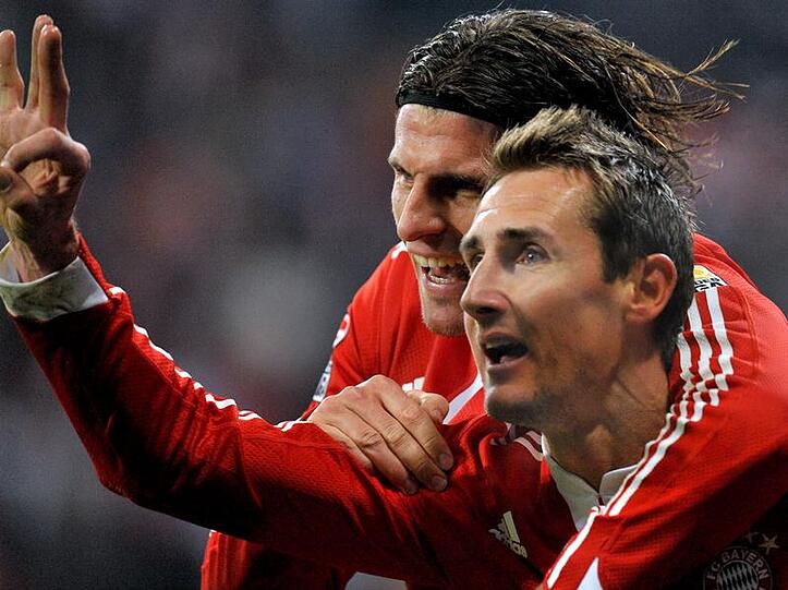 Miroslav Klose jubelt gemeinsam mit Mario Gomez