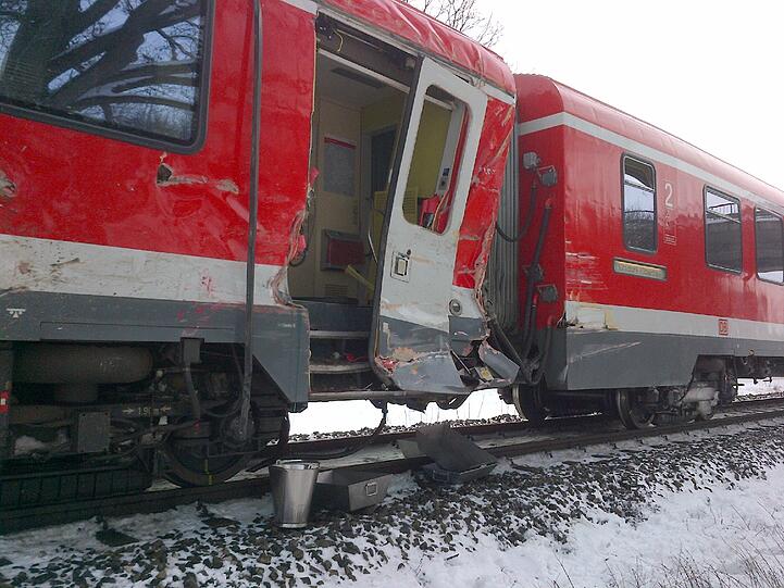 Einer der Insassen des Müllfahrzeugs verstarb noch an der Unfallstelle.