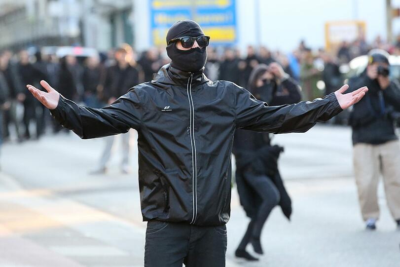 Wer sein Gesicht auf Demonstrationen verhüllt, soll, geht es nach der CSU, als Straftäter gelten.