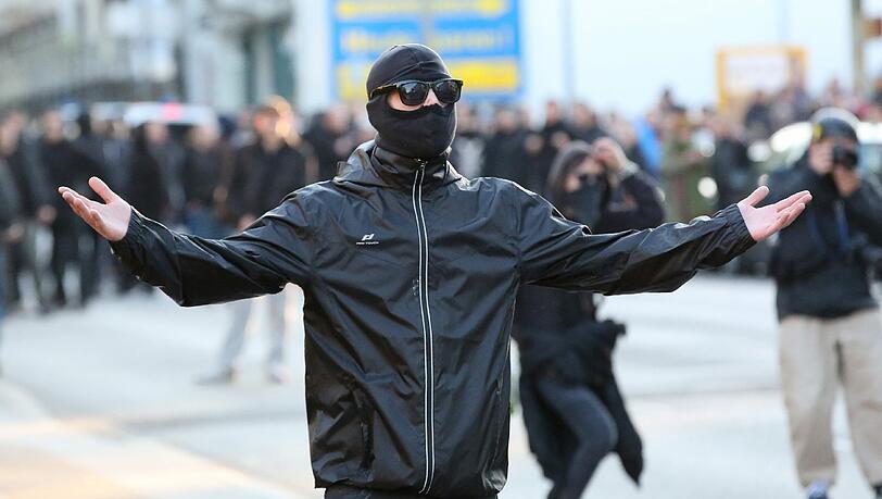 Wer sein Gesicht auf Demonstrationen verhüllt, soll, geht es nach der CSU, als Straftäter gelten. Wer sein Gesicht auf Demonstrationen verhüllt, soll, geht es nach der CSU, als Straftäter gelten.