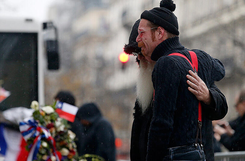 Knapp einen Monat nach den Pariser Anschlägen trauern die Eagles of Death Metal vor dem Bataclan um die Opfer.