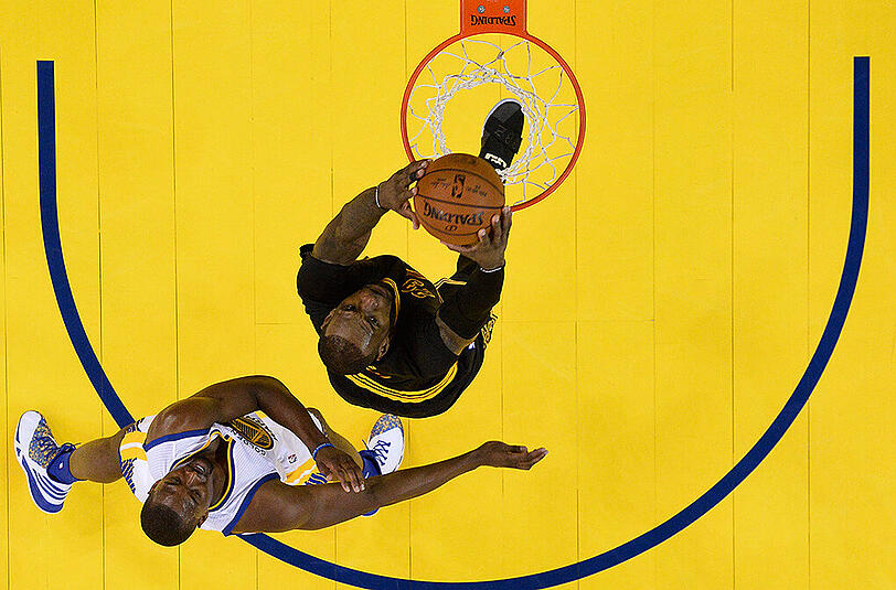 Hatte die Nase vorn: Superstar LeBron James (r.) mit seinen Cleveland Cavaliers.