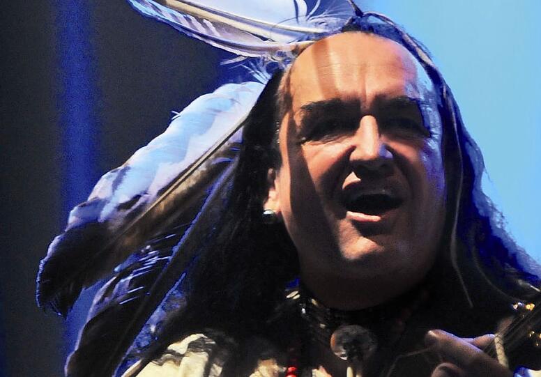 Der Isarindianer, friedlich in Aktion: Willy Michl.