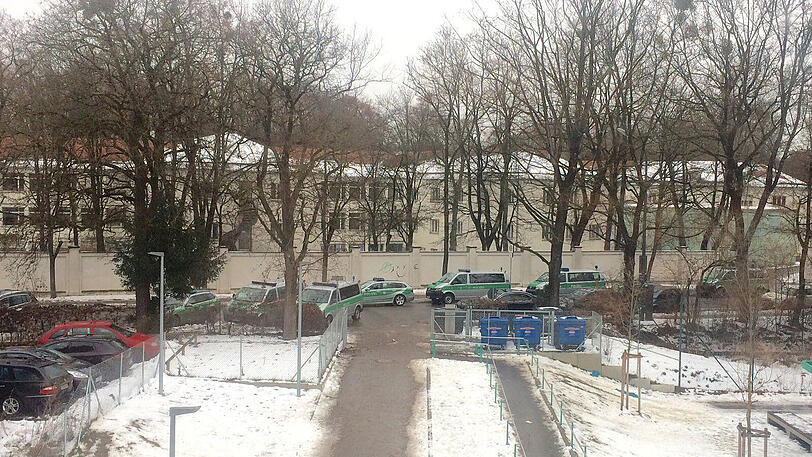 Massenhaft Polizeiautos vor dem Uni-Gebäude. Möglicherweise ist der Einbrecher noch im Haus.