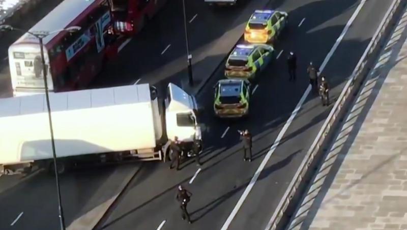 Bewaffnete Polizisten umstellen auf der London Bridge einen Lkw. Bewaffnete Polizisten umstellen auf der London Bridge einen Lkw.