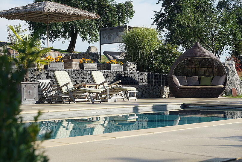 Entspannen Sie am Pool und genießen Sie die Auszeit.