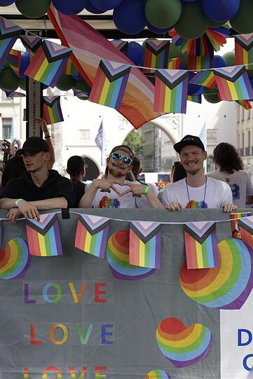 Fröhlich feiernde Teilnehmer bei der CSD-Parade in München