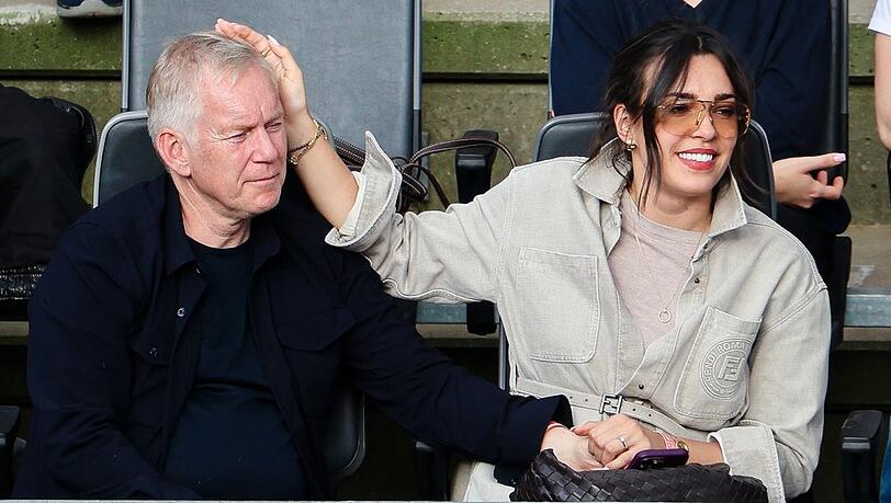 Vertraute Gesten: Johannes B. Kerner und seine Frau Alina Kerner verfolgten das Tennisturnier am Hamburger Rothenbaum.