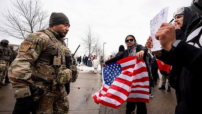 Bundesbeamte und Polizisten sto&szlig;en mit Demonstranten vor dem Bishop Henry Whipple Federal Building in Minneapolis zusammen.