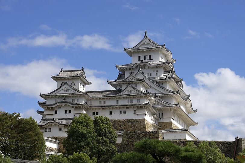 In Japan sind nur wenige Burgen aus dem 16. Jahrhundert erhalten. Eine davon ist die Burg Himeji, deren Architekten sich einst die Burg Azuchi zum Vorbild nahmen. In Japan sind nur wenige Burgen aus dem 16. Jahrhundert erhalten. Eine davon ist die Burg Himeji, deren Architekten sich einst die Burg Azuchi zum Vorbild nahmen.