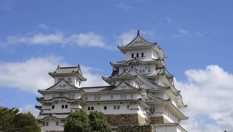 In Japan sind nur wenige Burgen aus dem 16. Jahrhundert erhalten. Eine davon ist die Burg Himeji, deren Architekten sich einst die Burg Azuchi zum Vorbild nahmen. In Japan sind nur wenige Burgen aus dem 16. Jahrhundert erhalten. Eine davon ist die Burg Himeji, deren Architekten sich einst die Burg Azuchi zum Vorbild nahmen.