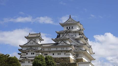 In Japan sind nur wenige Burgen aus dem 16. Jahrhundert erhalten. Eine davon ist die Burg Himeji, deren Architekten sich einst die Burg Azuchi zum Vorbild nahmen.
