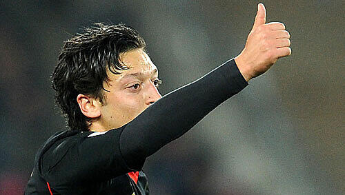 Daumen hoch: Im Achtelfinale trifft die deutsche Mannschaft auf England - dank Mesut Özil Daumen hoch: Im Achtelfinale trifft die deutsche Mannschaft auf England - dank Mesut Özil