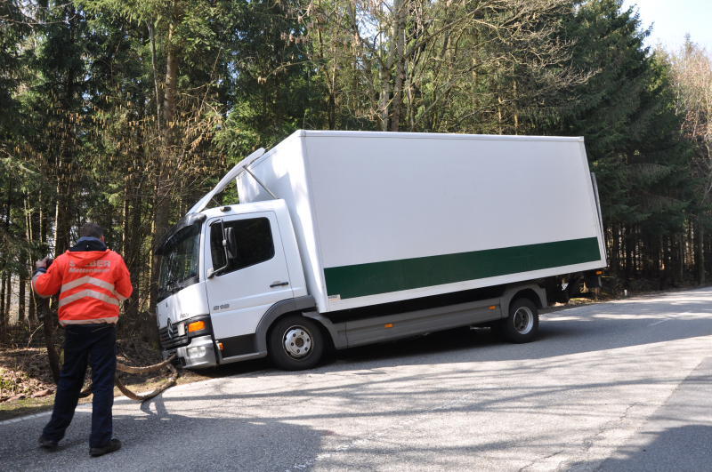 Am Mittwochmittag kam ein Lkw-Fahrer mit seinem Gefährt auf das Bankett und landete daraufhin im Graben.