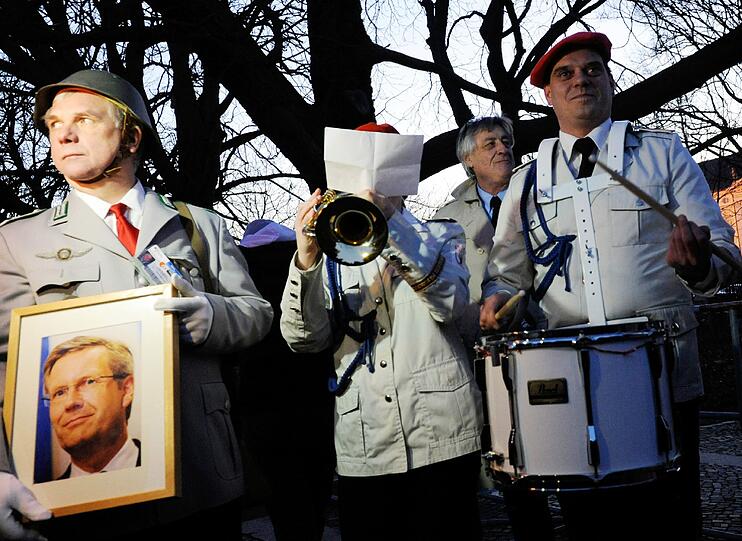 Proteste bei Wulffs Zapfenstreich - sehen Sie hier die Bilder...