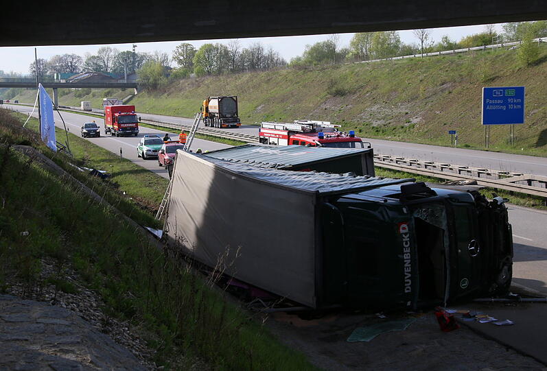Bei einem Unfall auf der A94 krachte am Montag ein Lkw auf die Seite. Die Autobahn musste gesperrt werden.